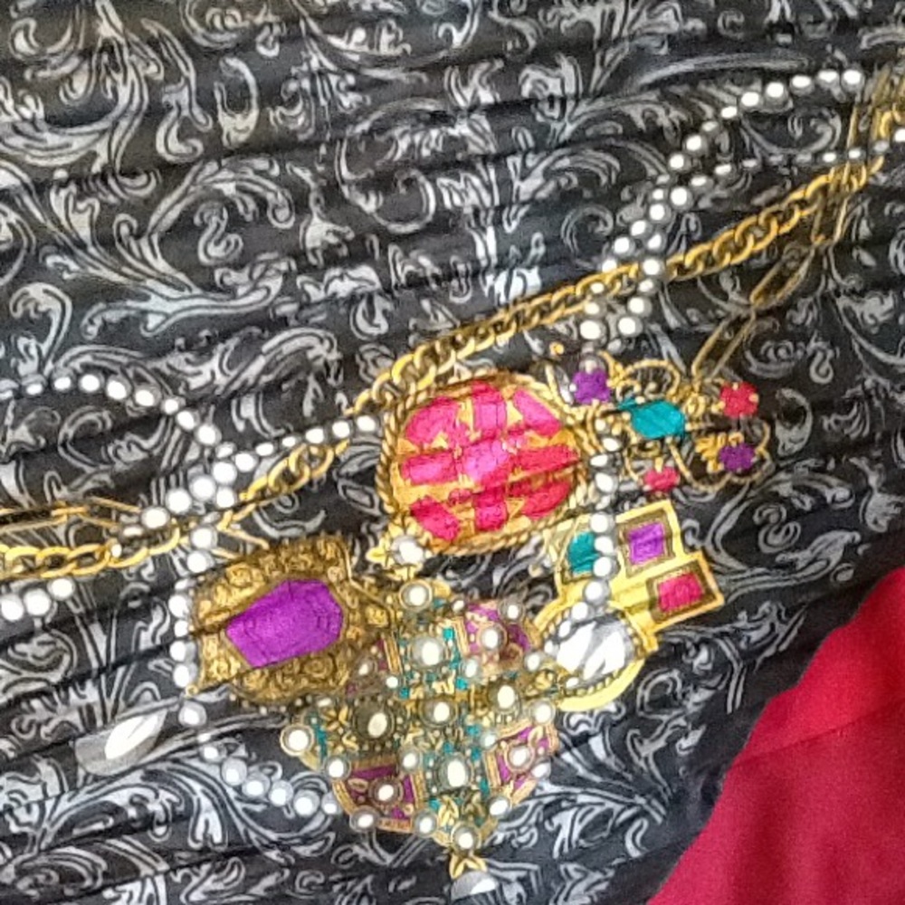 🌹NWT 52x51 100 % silk scarf GinnieJohansson🌹